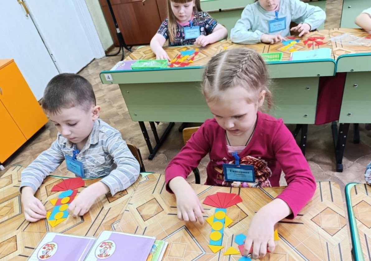 строим ракету из геометрических фигур.jpg